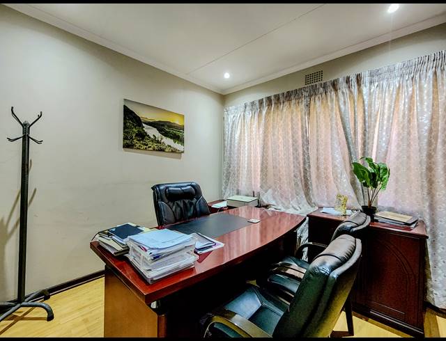 4 BEDROOM HOUSE FOR SALE IN CONSTANTIA KLOOF